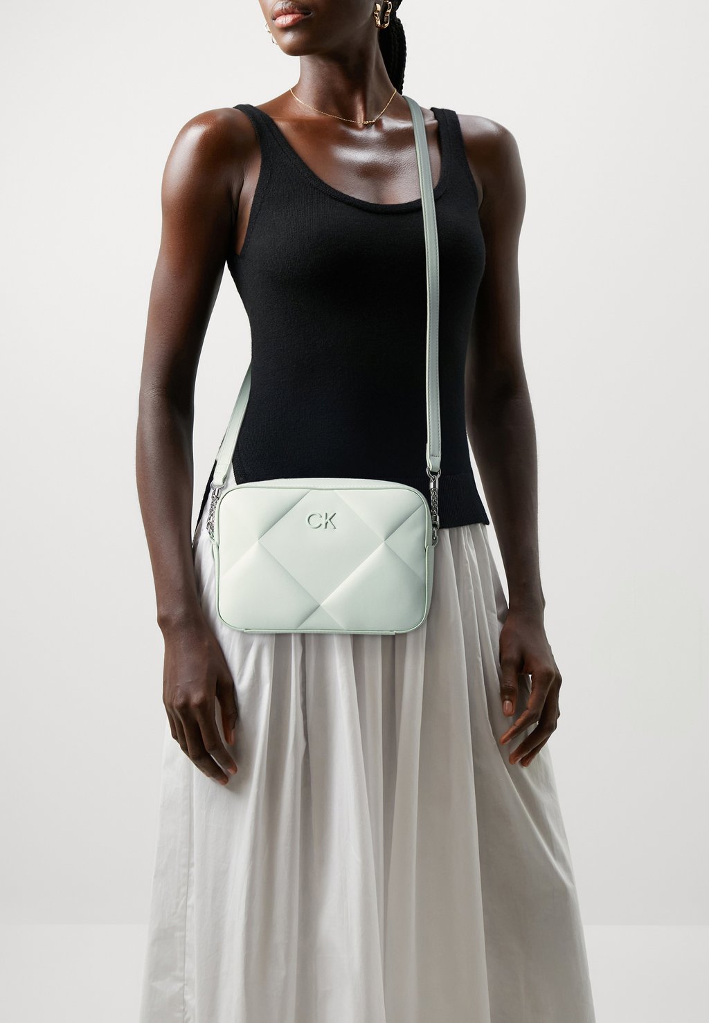 Сумка через плечо QUILT CAMERA BAG Calvin Klein, цвет milky green цена и фото