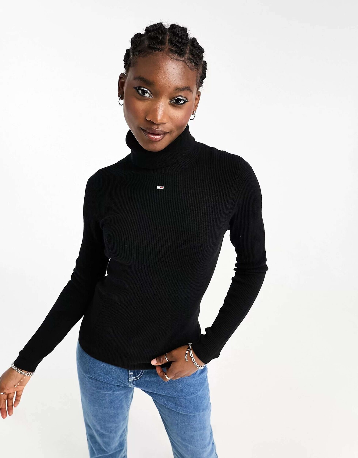 

Черный джемпер с высоким воротником и логотипом Tommy Jeans
