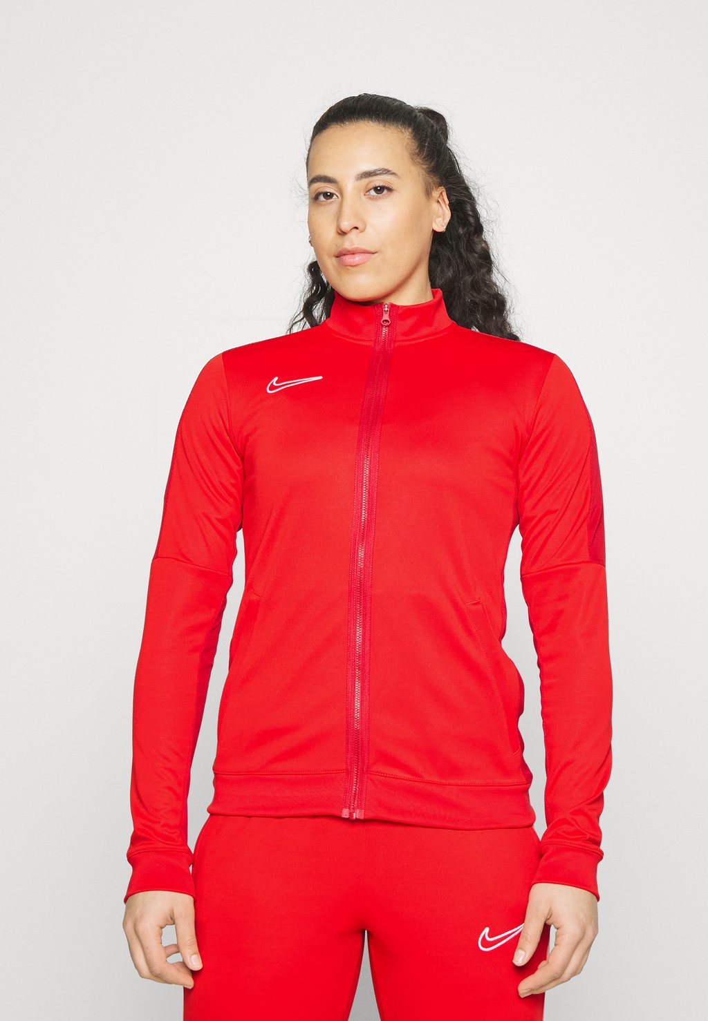 Спортивная куртка Nike кроссовки jordan ma2 black university red gym red white