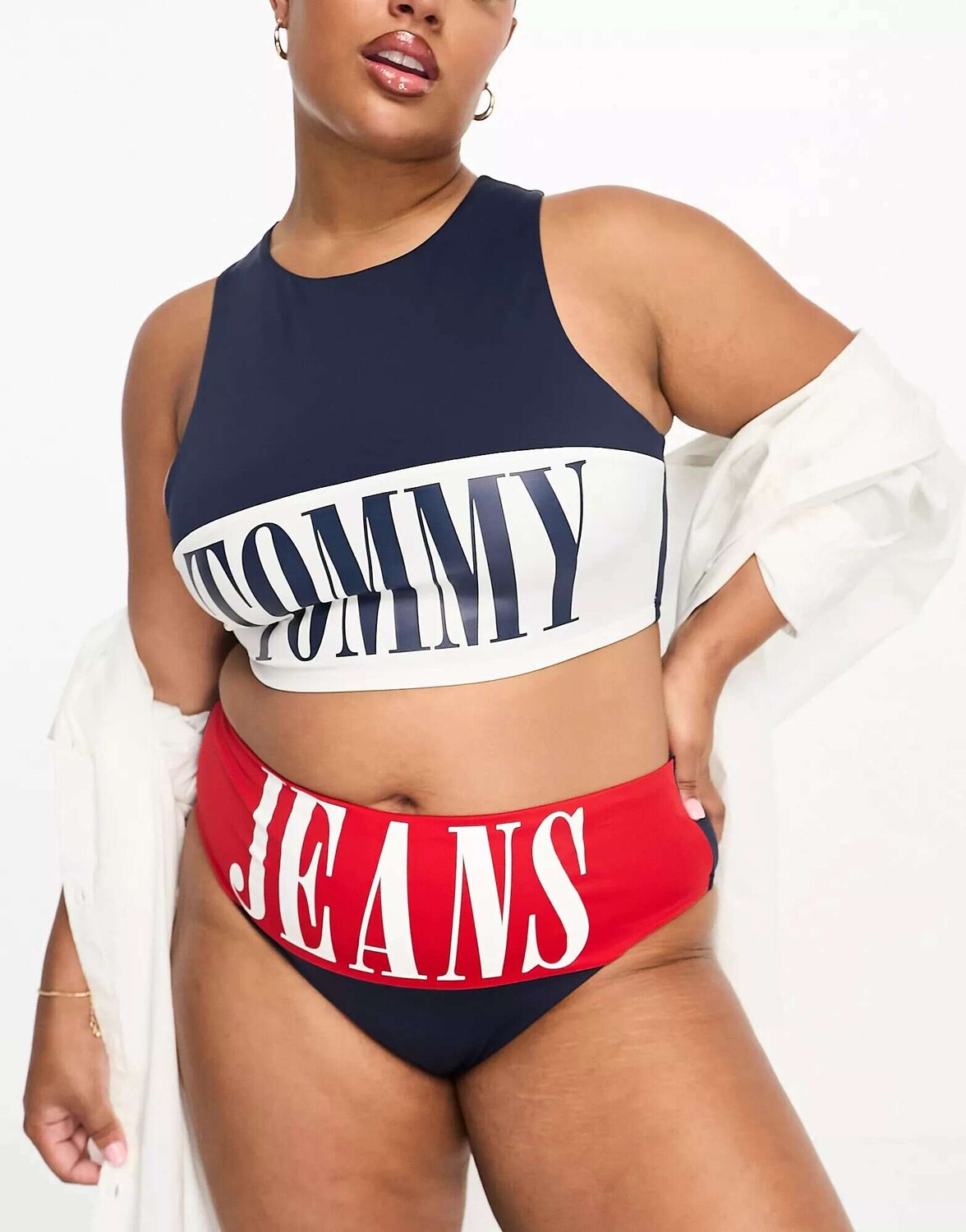 

Темно-синий и красный укороченный бикини Tommy Jeans плюс архив с высоким воротником Tommy Hilfiger