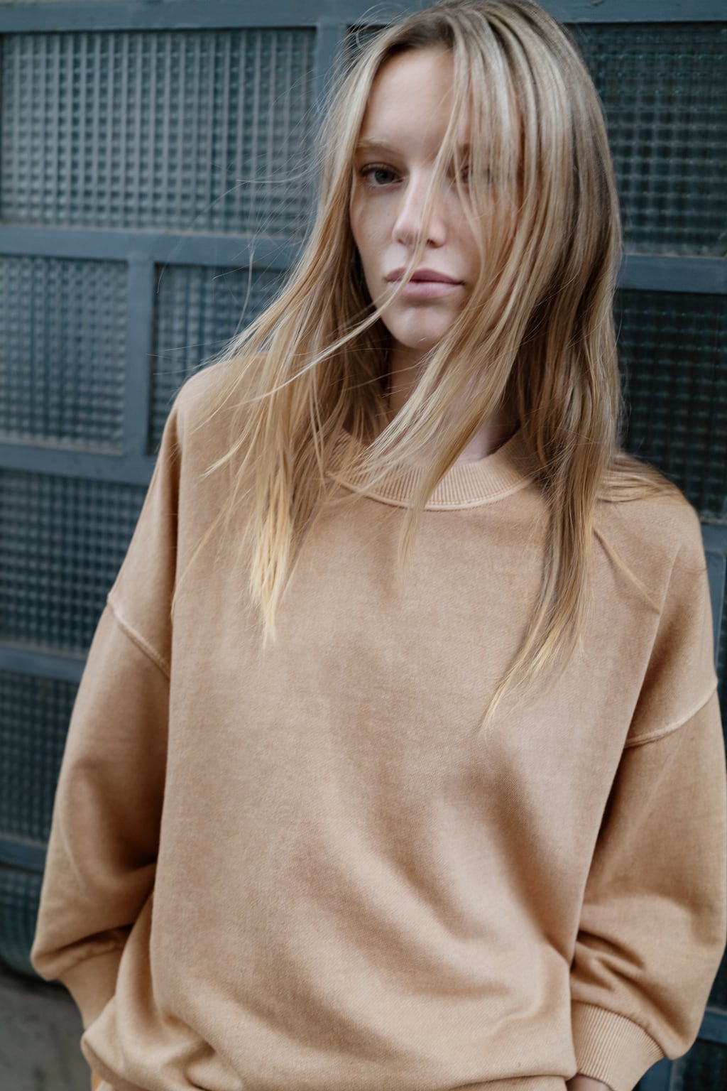 

Толстовка оверсайз с выцветшим узором ZARA, бежевый