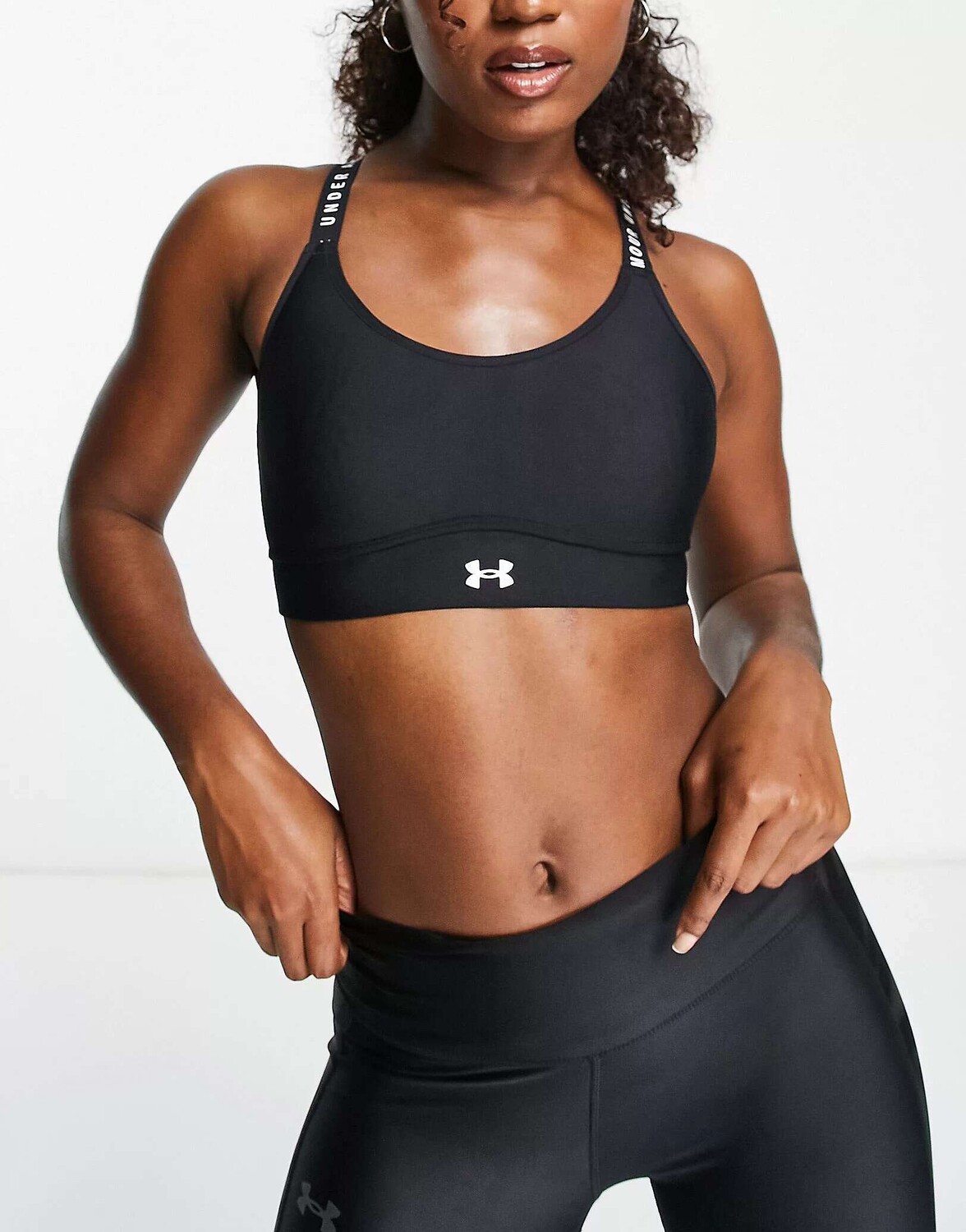 

Черный спортивный бюстгальтер со средней поддержкой Under Armour Infinity Covered