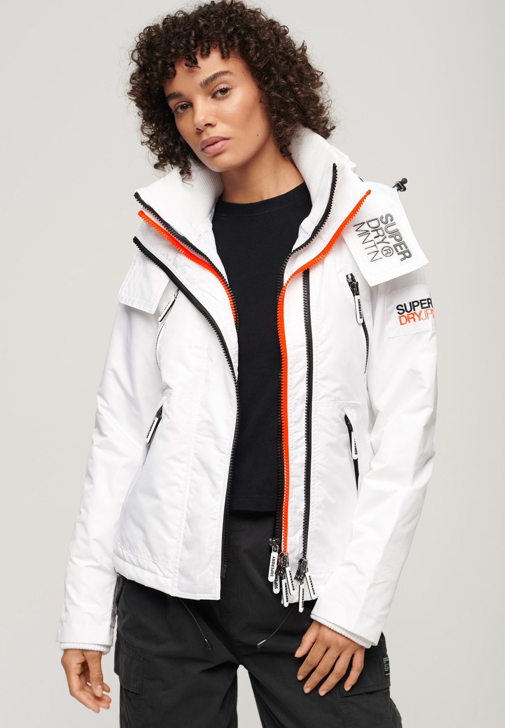 

Легкая куртка MOUNTAIN SD-WINDCHEATER Superdry, белый деним