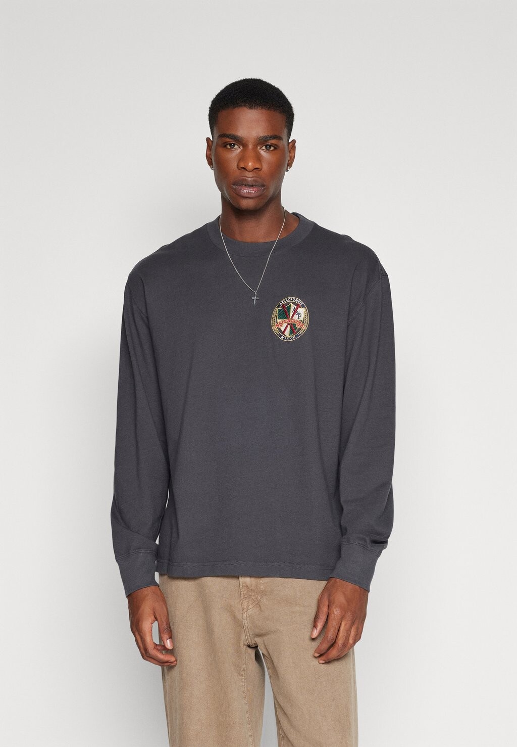 

Футболка с длинными рукавами Long-Sleeve Crest Logo Tee Abercrombie & Fitch