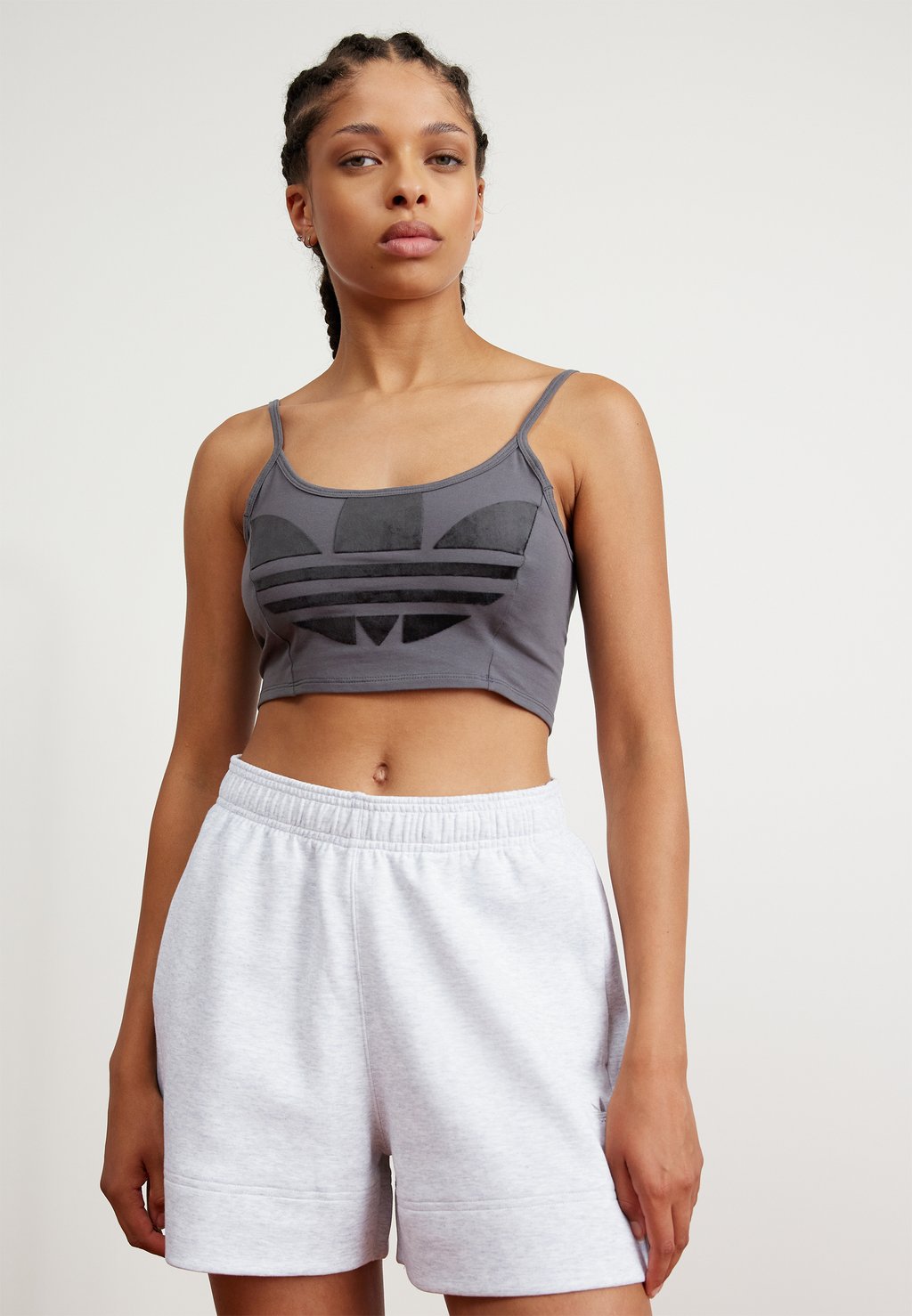 

Топ adidas Originals, серая шестерка