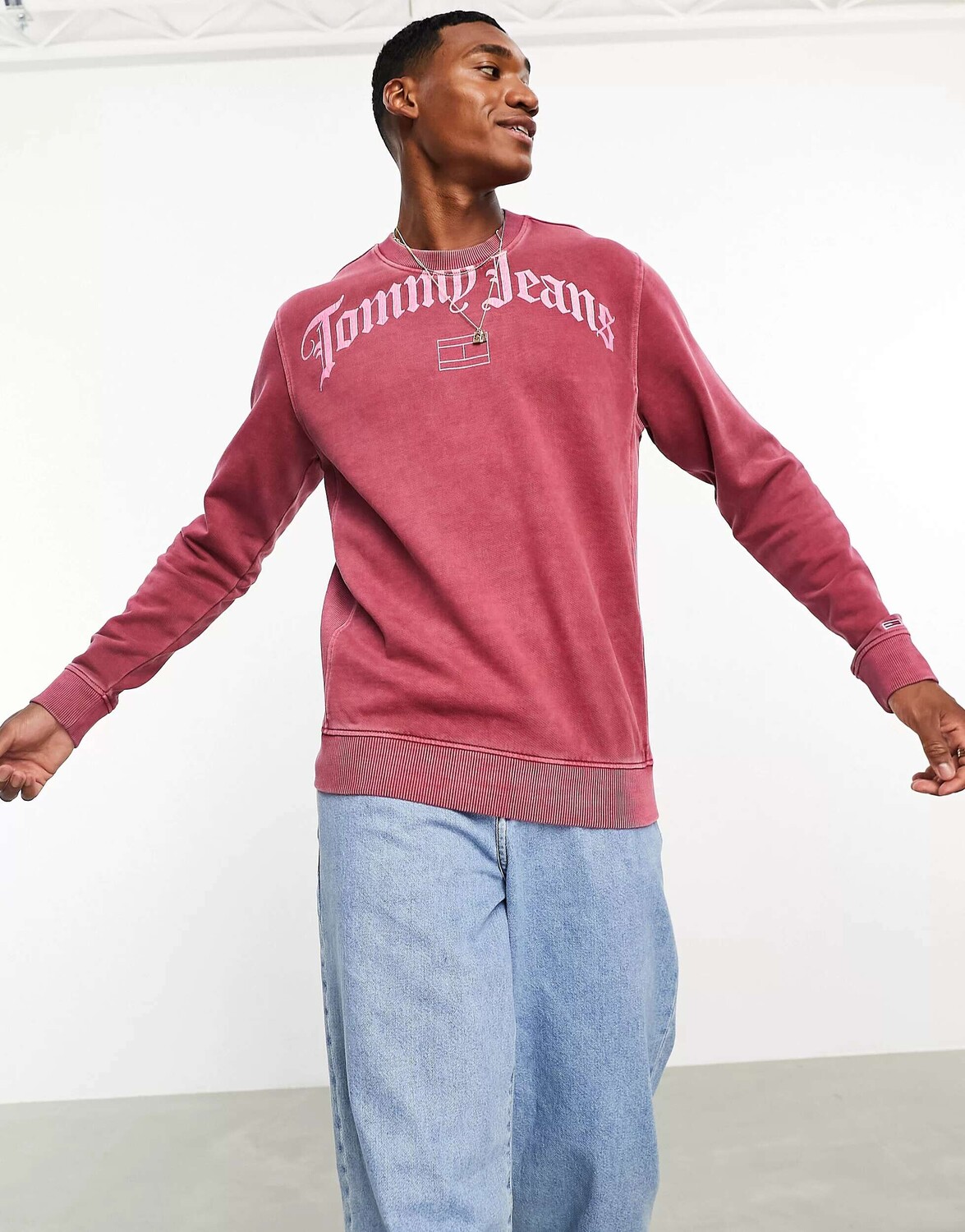 

Красный свободный свитшот с круглым вырезом и логотипом в стиле гранж Tommy Jeans