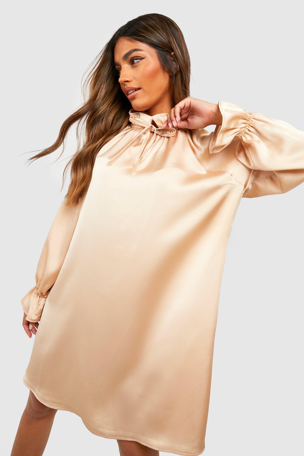 

Атласное платье с высоким воротом и рюшами Boohoo, шампанское