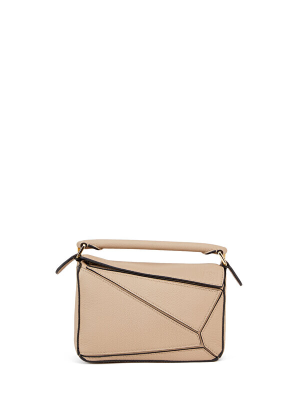 

Бежевая женская кожаная сумка mini puzzle Loewe