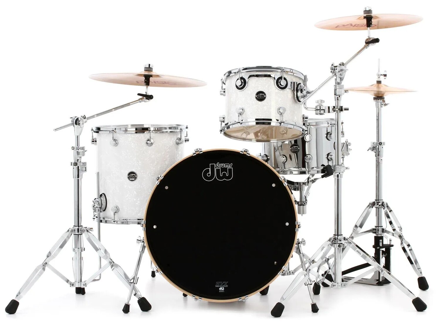 

Набор из трех частей серии DW Performance с 24-дюймовым бас-барабаном — отделка White Marine FinishPly