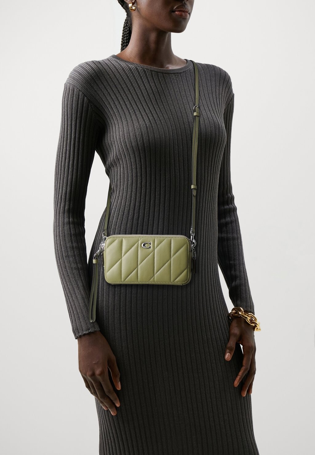 

Сумка через плечо QUILTED PILLOW KIRA CROSSBODY Coach, хаки