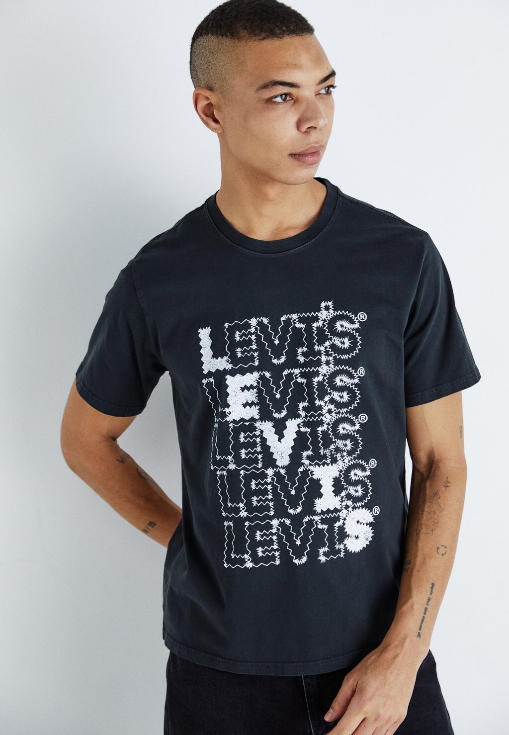 

Футболка с принтом Levi's, черный