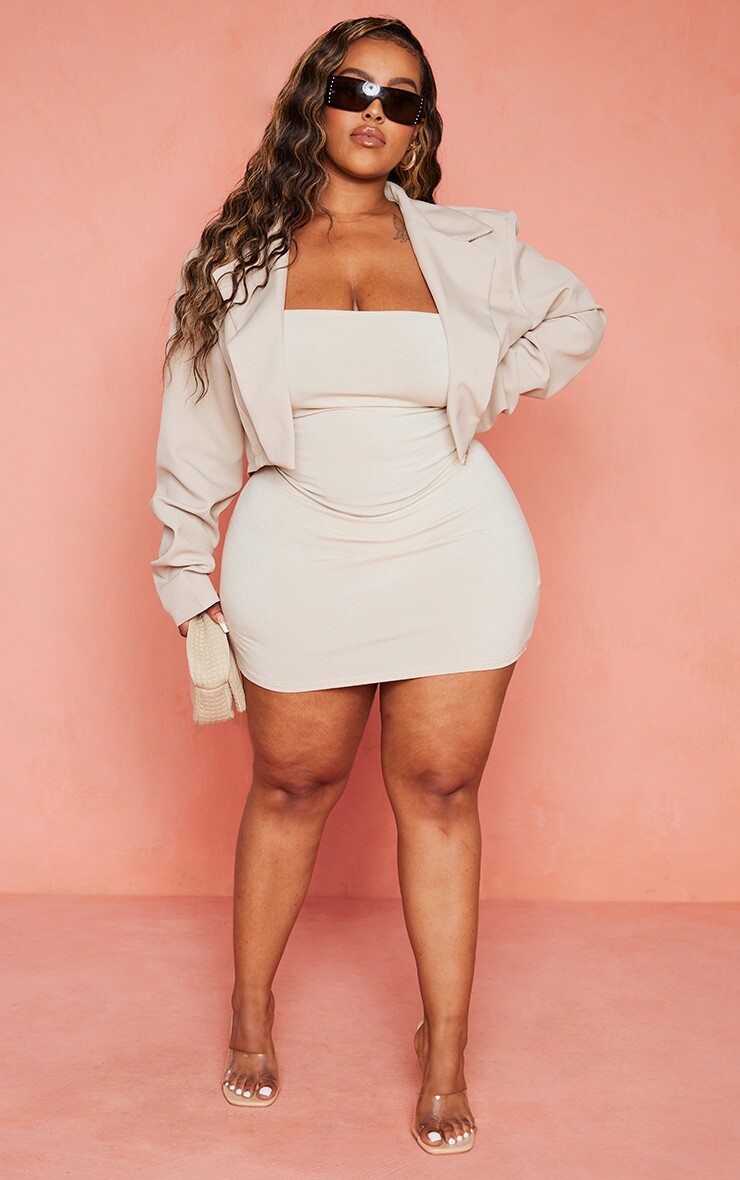 

PrettyLittleThing Укороченный тканый блейзер Plus Stone с базовым швом