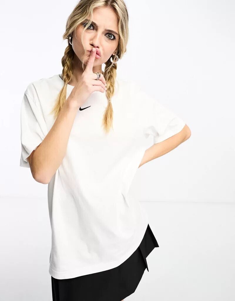 

Белая футболка Nike Essentials