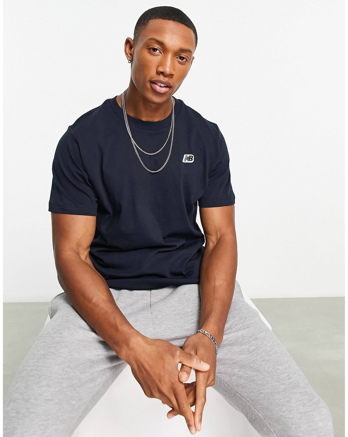 

Темно-синяя футболка с небольшим логотипом New Balance, Синий