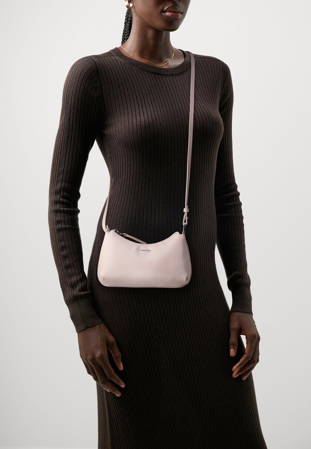 

Сумка на плечо EMMA Calvin Klein, серый