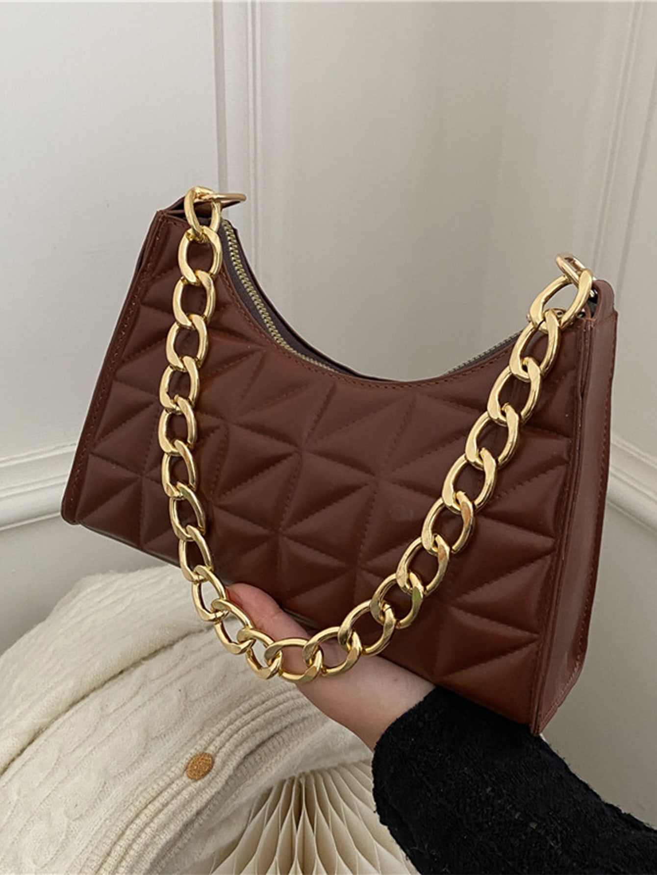 Стеганая сумка Baguette с геометрическим рисунком и цепочкой, коричневый цена и фото