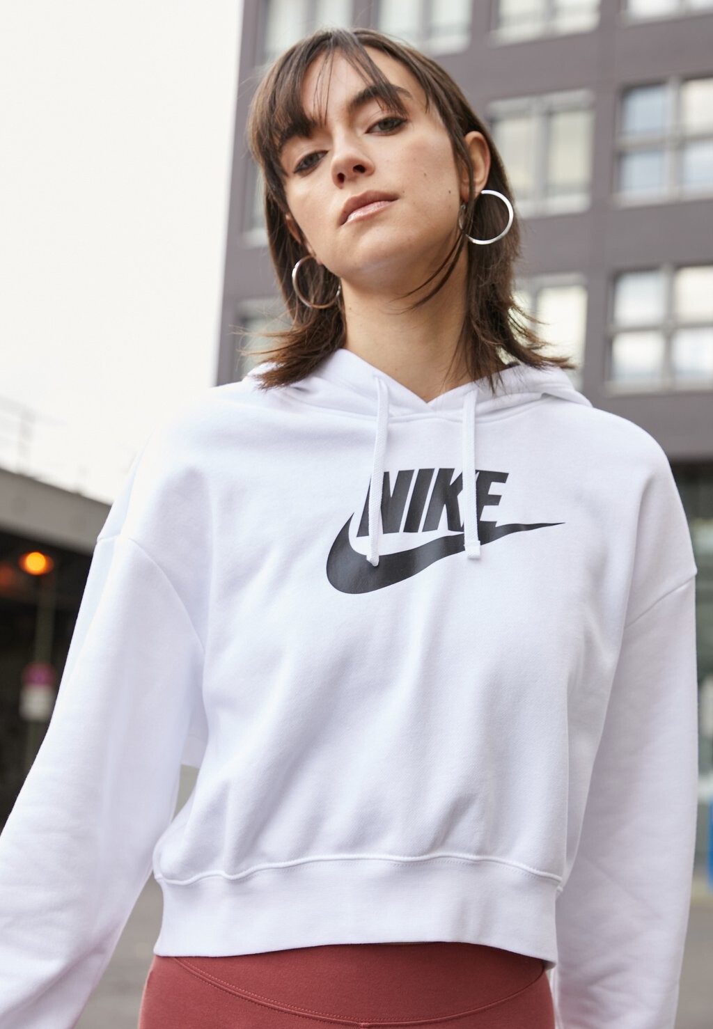 

Толстовка Nike Club Crop, белый / черный