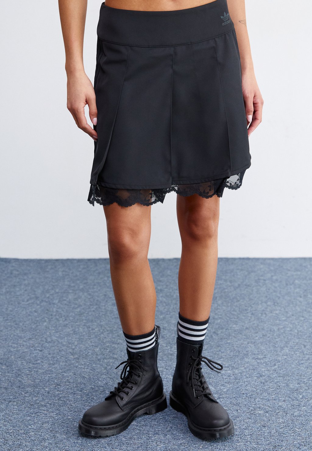 цена Юбка плиссе Skirt adidas Originals, черный