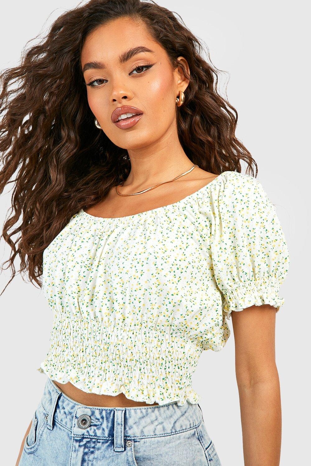 

Укороченный топ с открытыми плечами и цветочным принтом Boohoo, белый