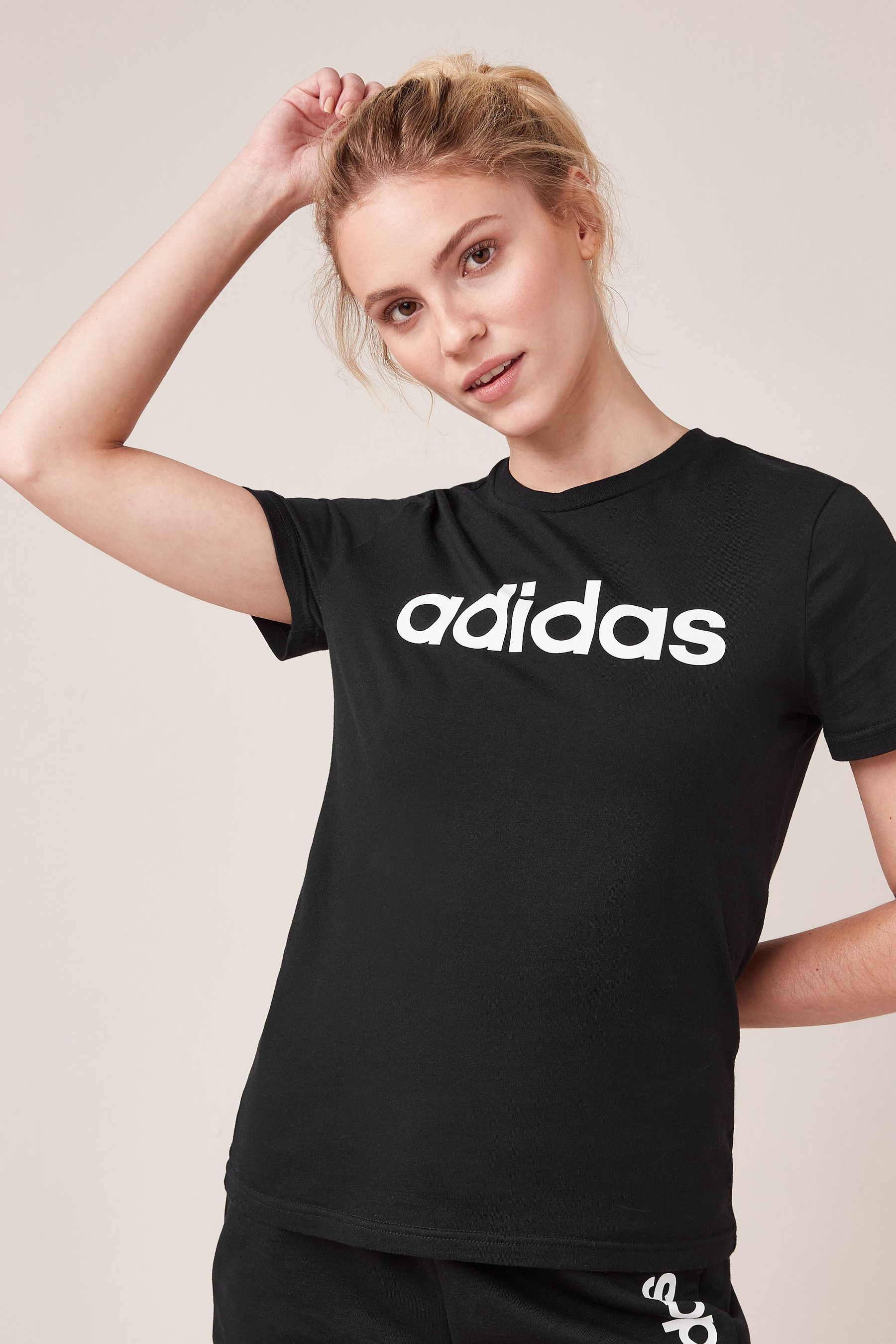 Линейная футболка adidas, черный фотографии