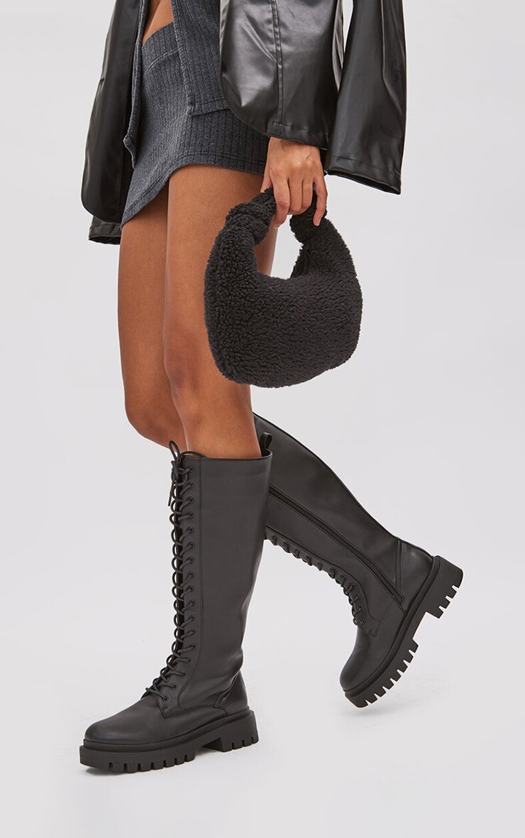 

PrettyLittleThing Черные высокие сапоги до колена из искусственной кожи с круглым носком и широкой посадкой