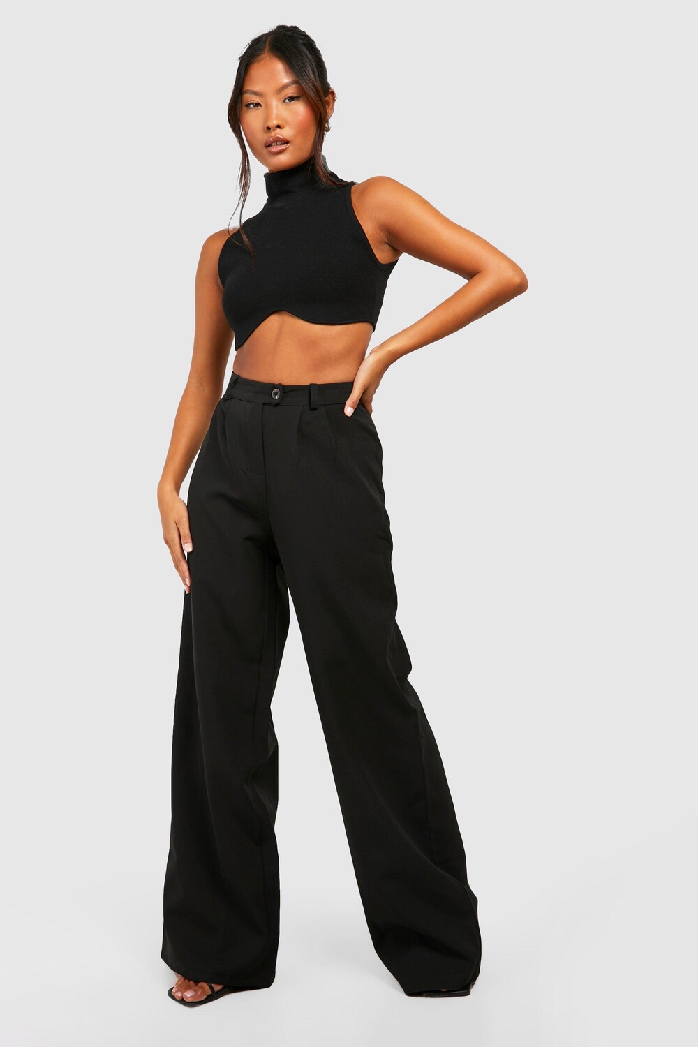 

Брюки petite с широкими ногими и ткаными складками Boohoo, черный