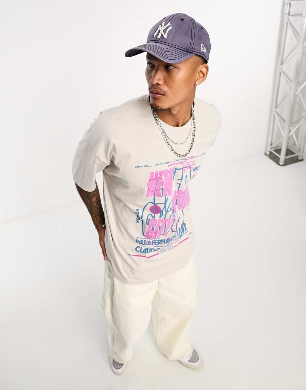 

Бежевая футболка оверсайз с принтом «NYC» спереди ASOS DESIGN