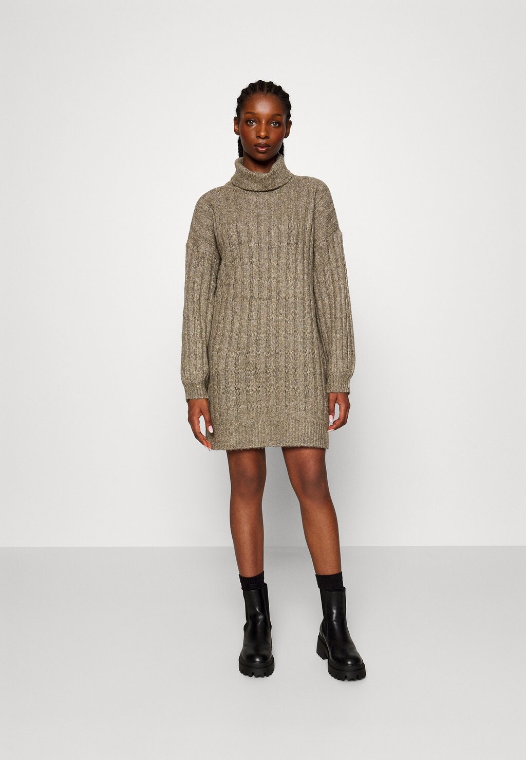 

Трикотажное платье NMNINA ROLLNECK Noisy May Petite, цвет kombu green
