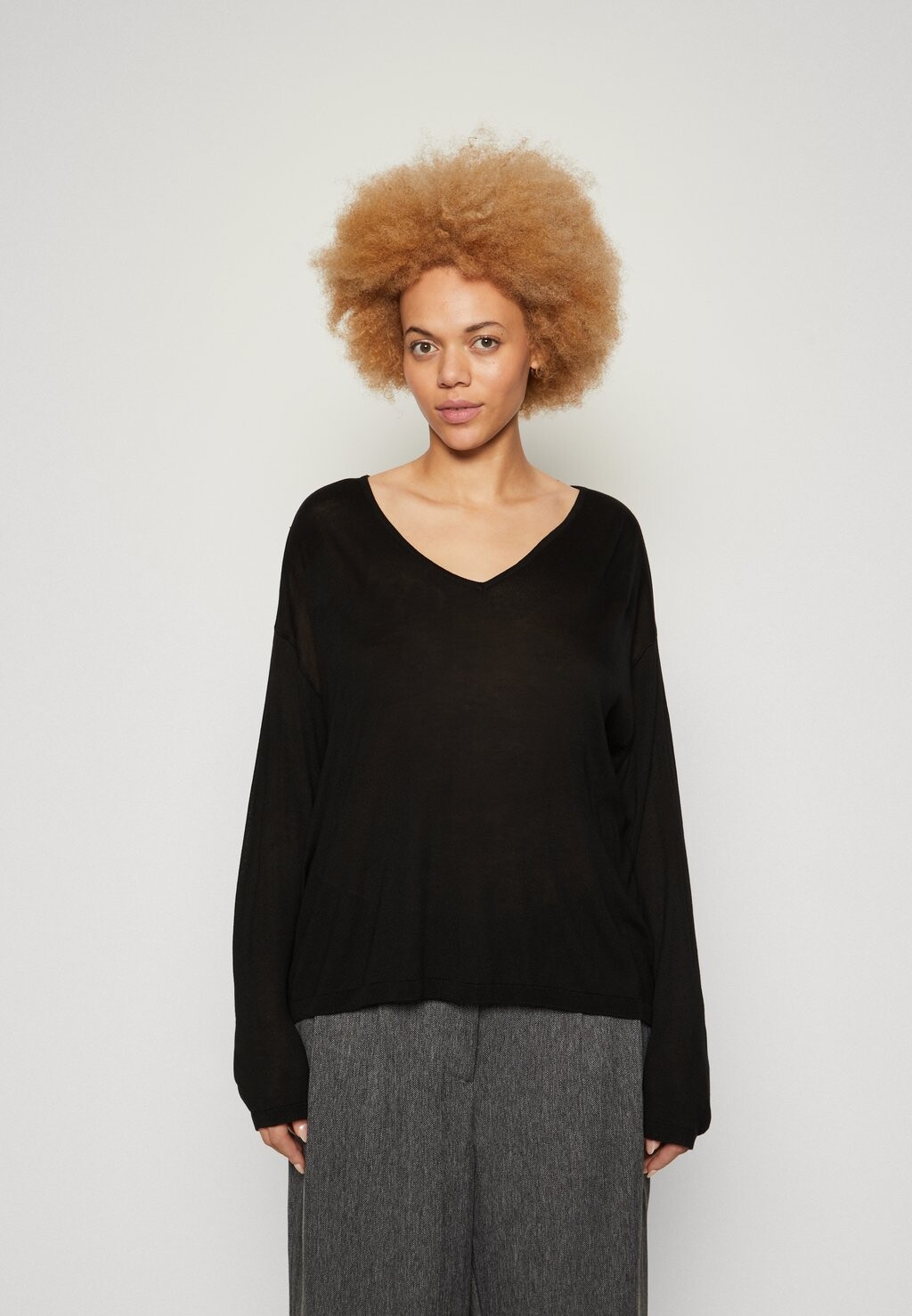 

Свитшот Vero Moda Curve VMCNOVA V NECK, черный