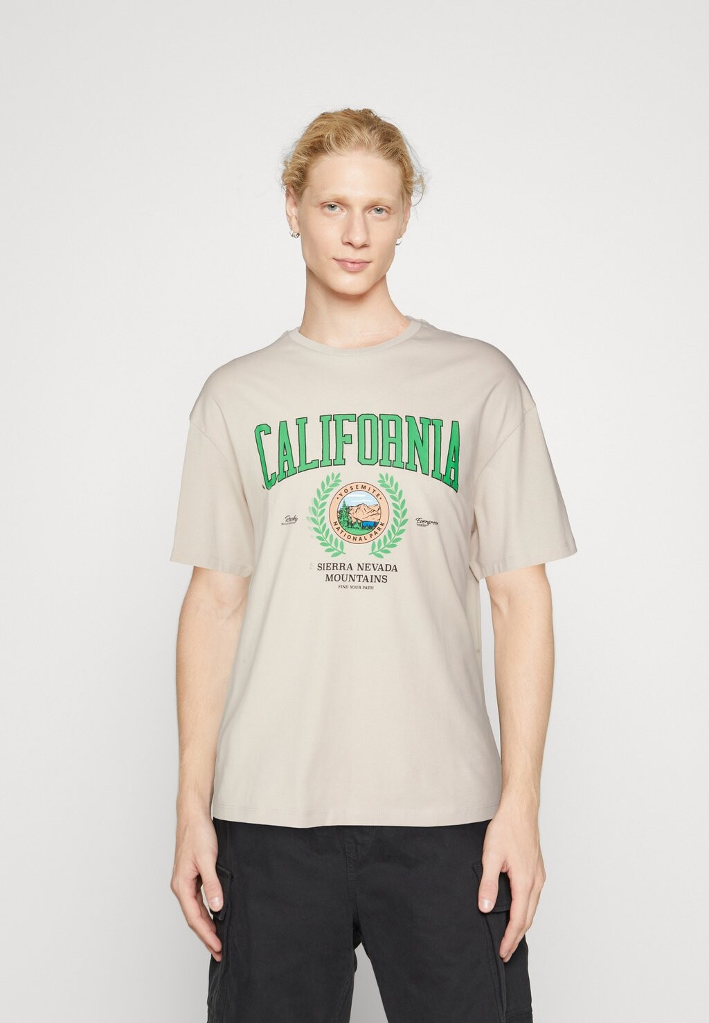 

Футболка с принтом JORBRADLEY MITCH TEE CREW NECK Jack & Jones, цвет moonbeam