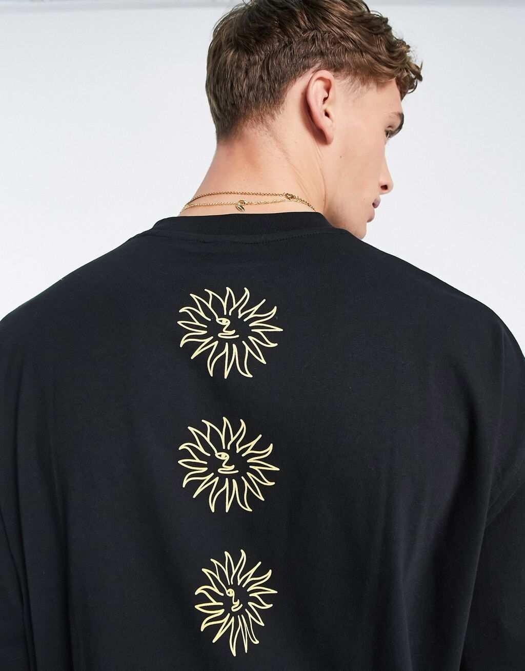 

Черная оверсайз-футболка с принтом «солнце» на спине ASOS DESIGN