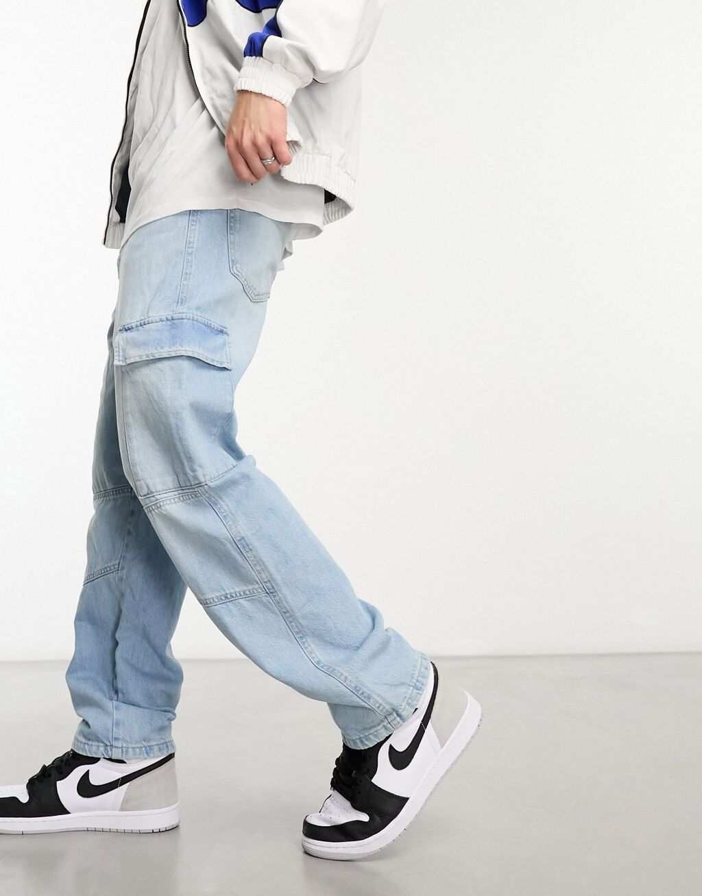 

Голубые джинсы карго Bershka