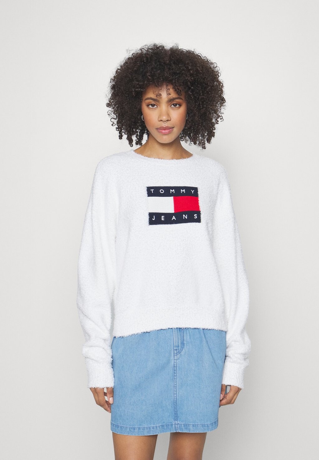 

Свитшот Tommy Jeans ЦЕНТРАЛЬНЫЙ ФЛАГ, цвет ancient white