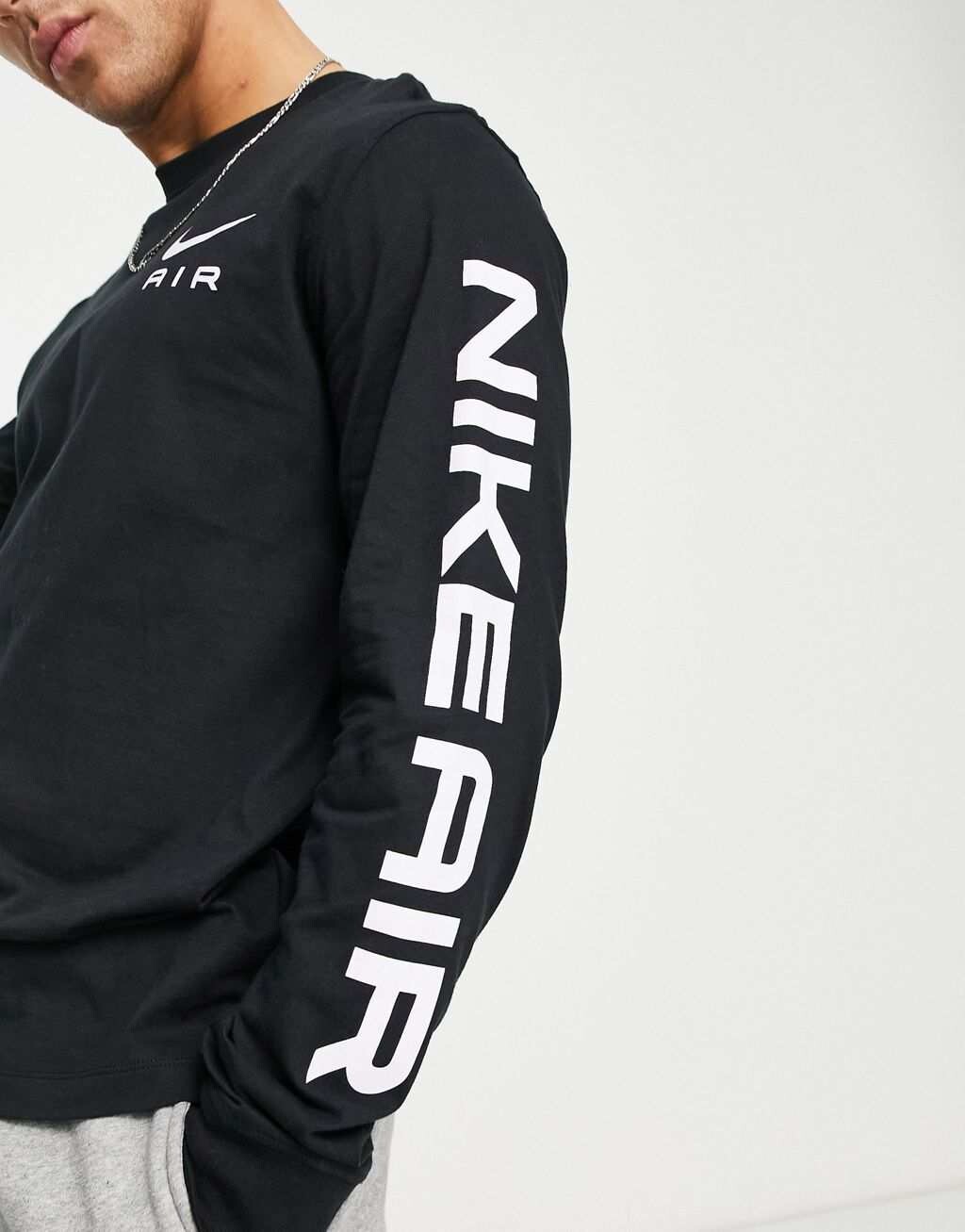 

Черная футболка с длинными рукавами и принтом на руке Nike Air