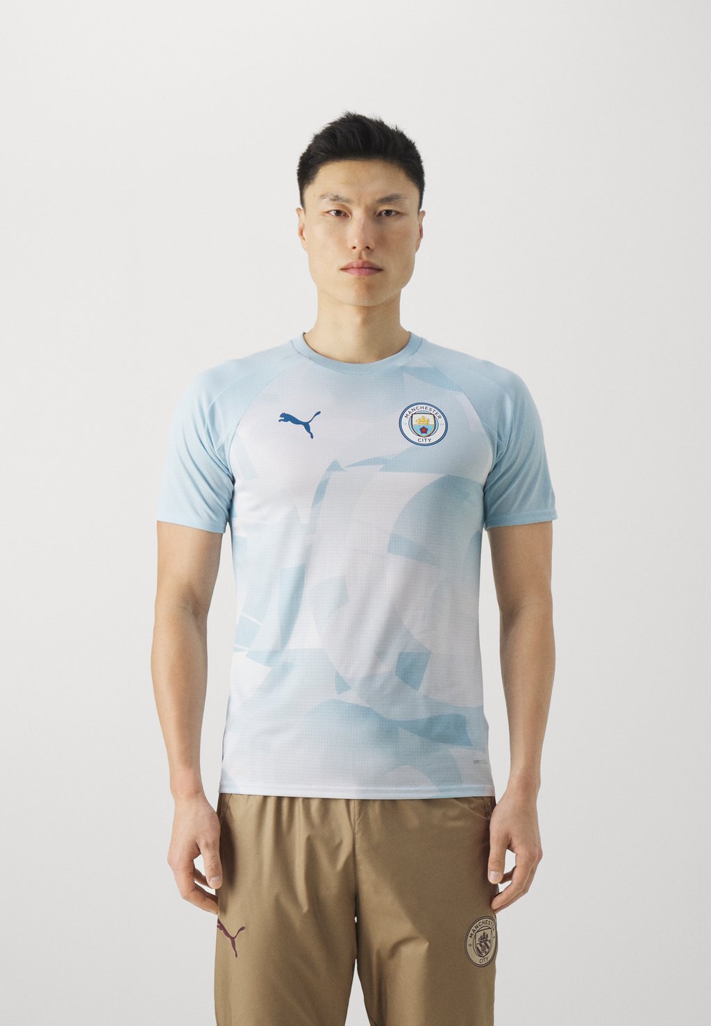 цена Спортивная футболка Manchester City Prematch Puma, цвет silver sky/lake blue
