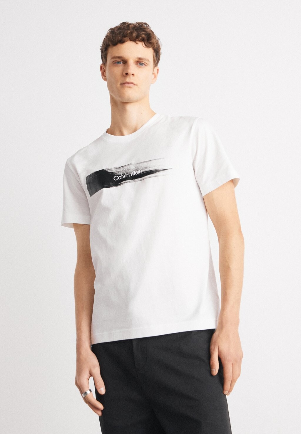 

Футболка с набивным рисунком Brush Logo Calvin Klein, ярко-белая
