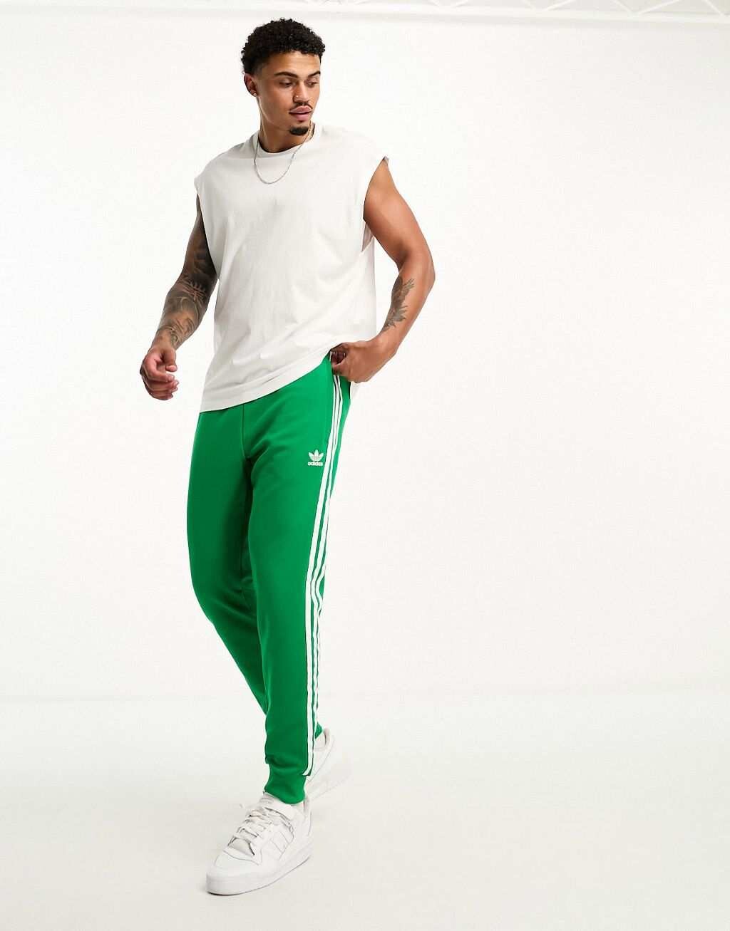 

Бело-зеленые джоггеры adidas Originals