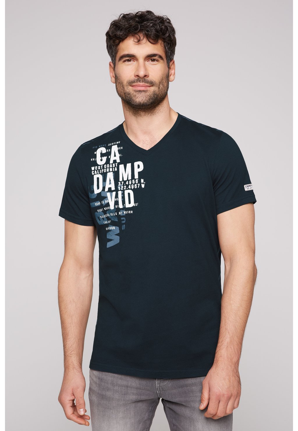 футболка базовая v neck mit lammgarnstruktur camp david цвет sea green Футболка с принтом MIT V-NECK UND LABEL Camp David, цвет blue navy