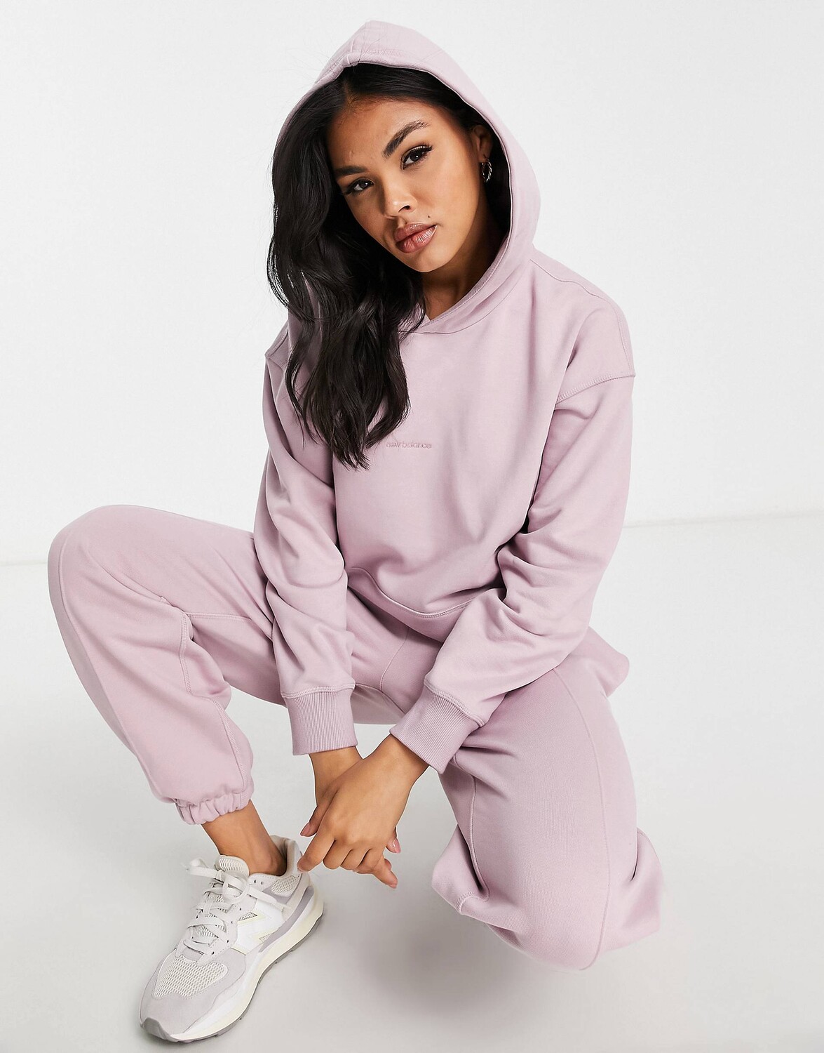 

Худи сиреневого цвета с эффектом потертости и логотипом New Balance