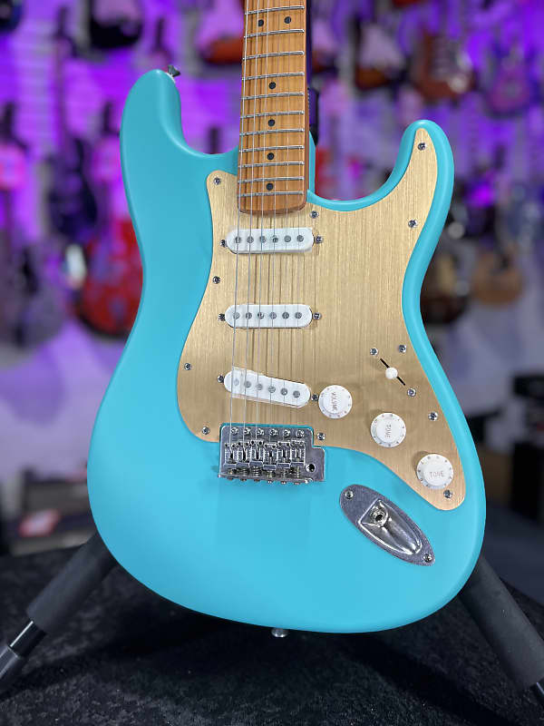 Электрогитара Squier 40th Anniversary Stratocaster Electric Guitar, Vintage Edition - Satin Seafoam Green! 396 GET PLEK’D! zerbst r gaudi the complete works 40th anniversary edition
