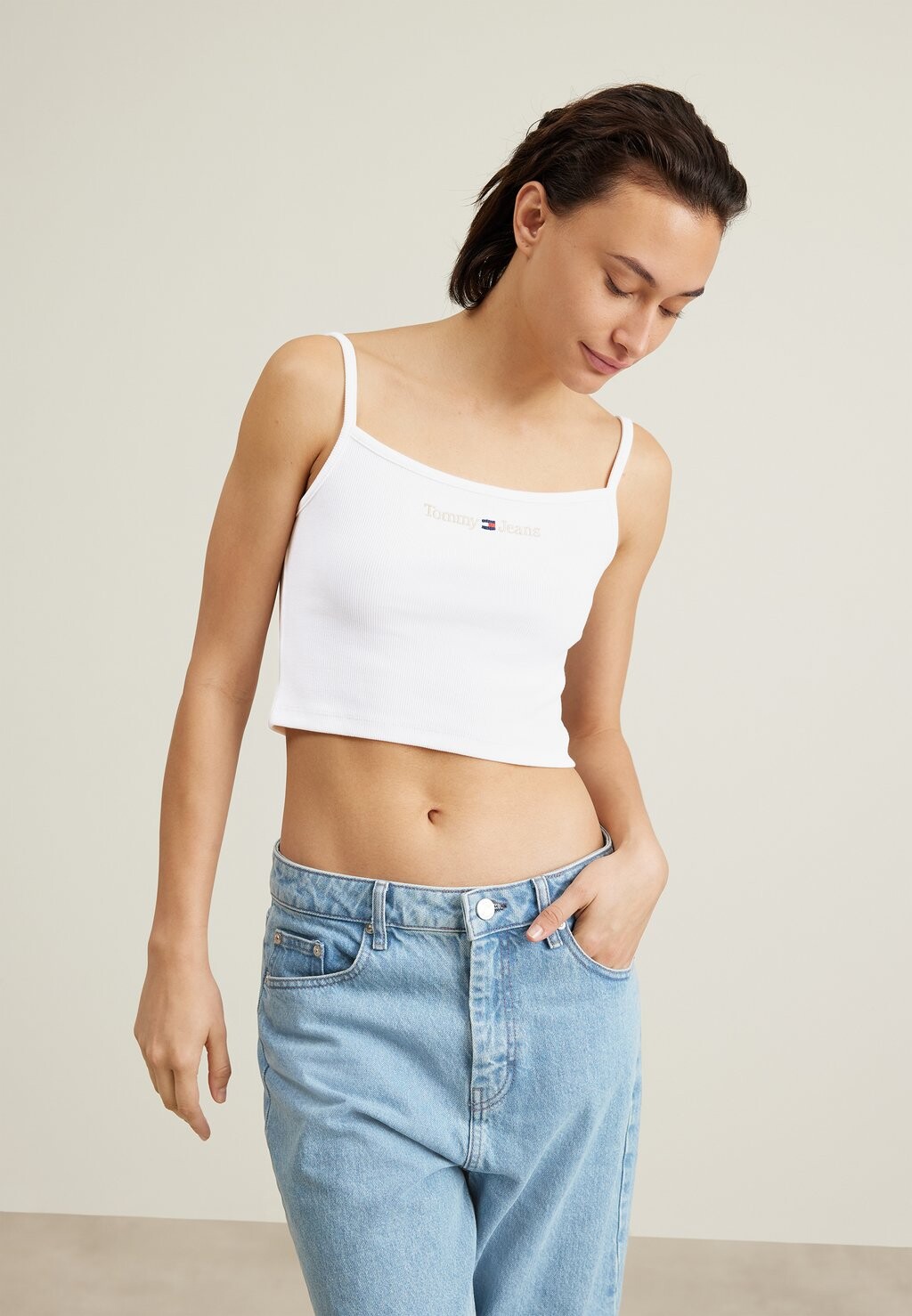 

Топ Tommy Jeans ЛИНЕЙНЫЙ РЕМЕНЬ, белый