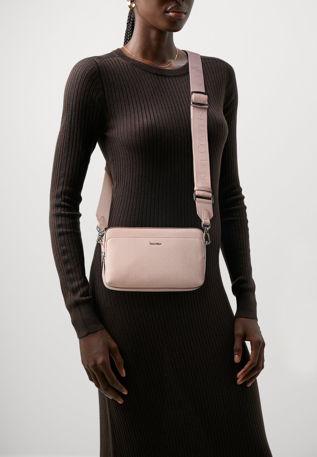 цена Сумка через плечо MUST CAMERA BAG Calvin Klein, цвет shadow gray mono