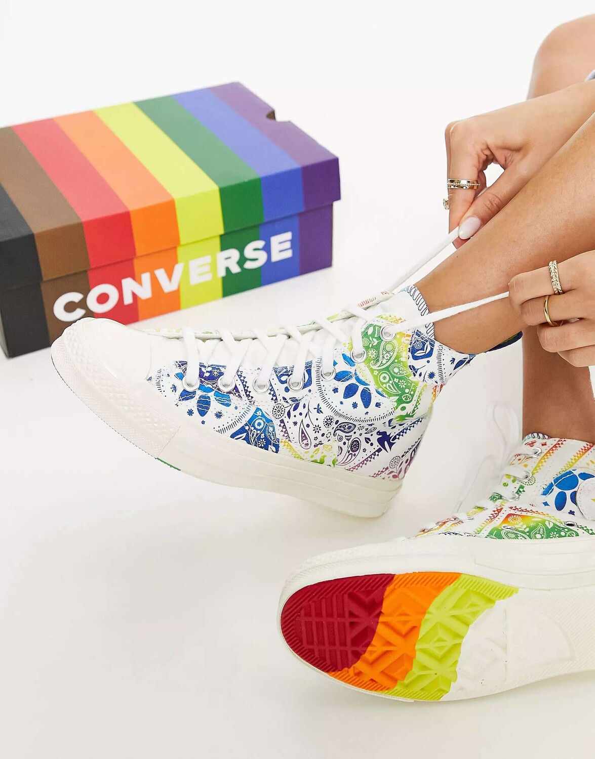 

Белые кроссовки Converse Pride Chuck 70 Hi с разноцветным шарфом