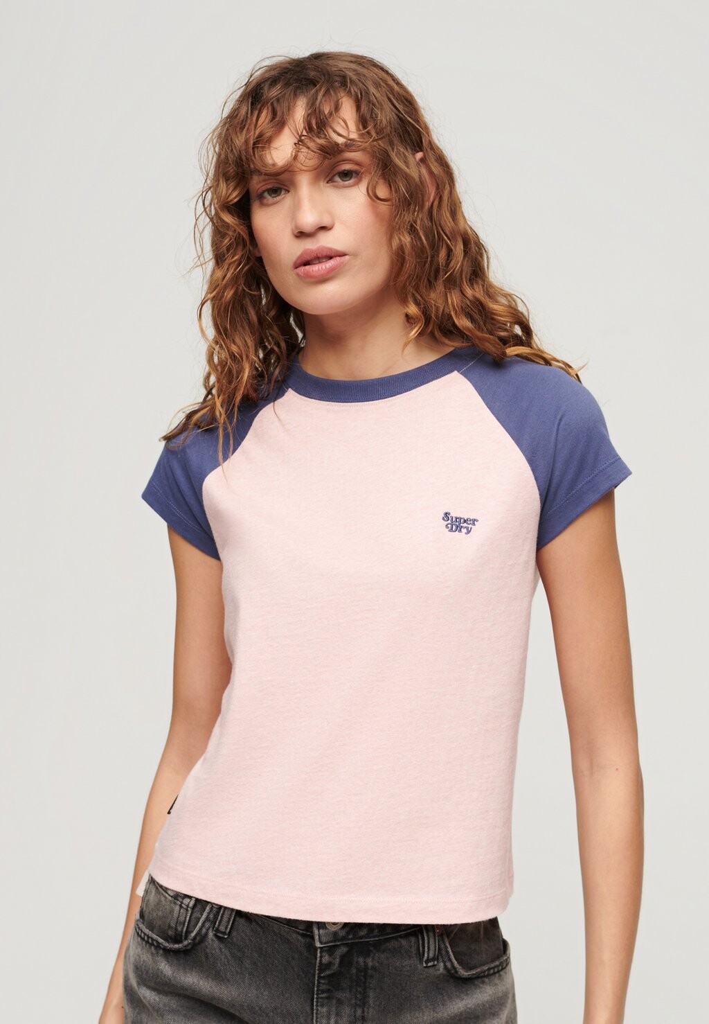 

Футболка с принтом ESSENTIAL LOGO RAGLAN Superdry, цвет soft pink mariner navy