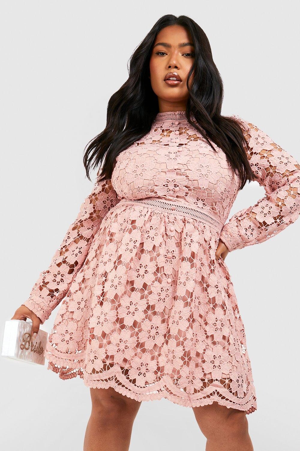 

Платье плюс премиум гипюрное кружевное платье Boohoo, румяна