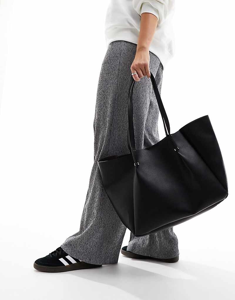 

Черная сумка-тоут с заклепками в виде крыльев ASOS DESIGN