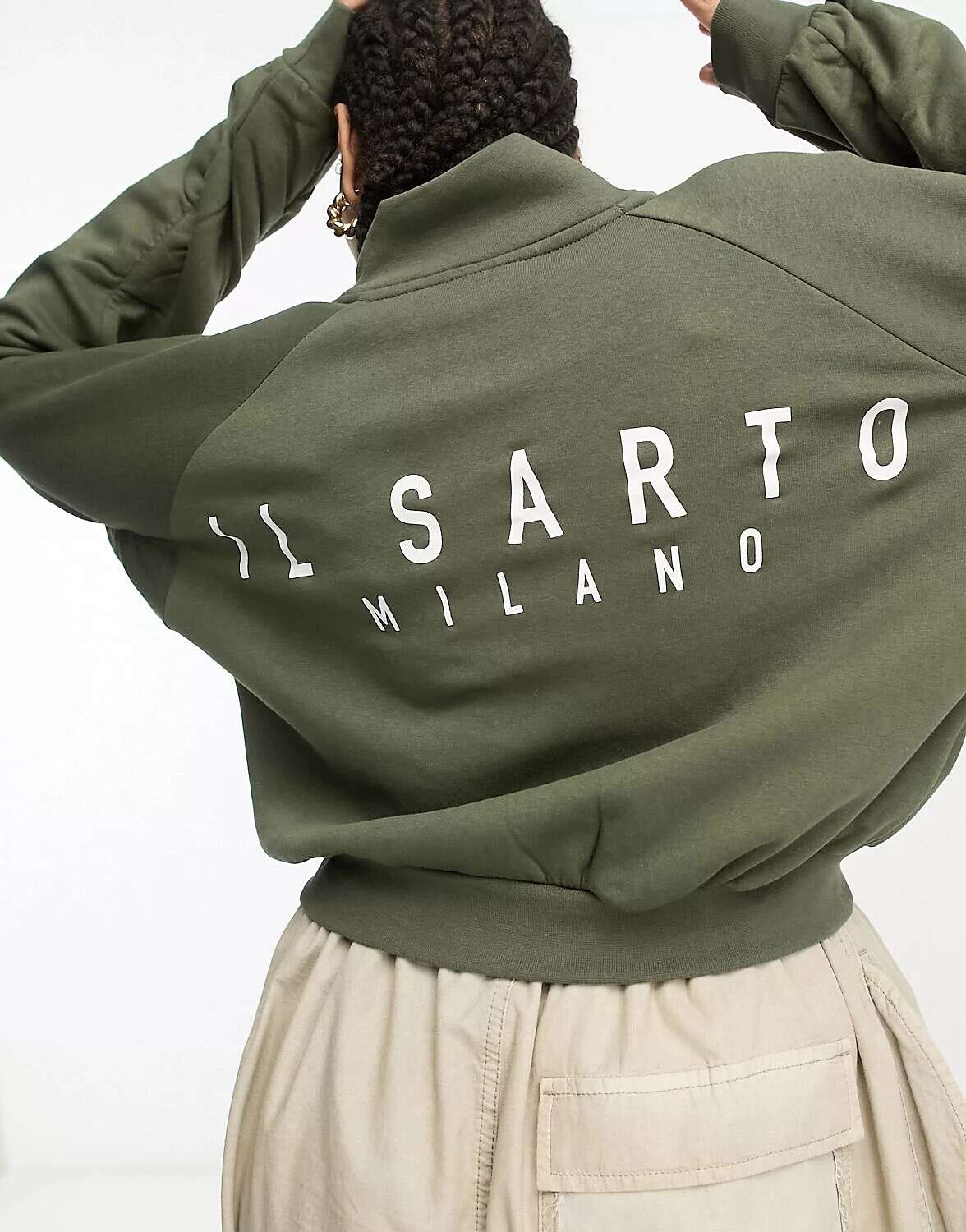 цена Куртка-бомбер Il Sarto Plus цвета хаки с присборенными рукавами Il Sarto
