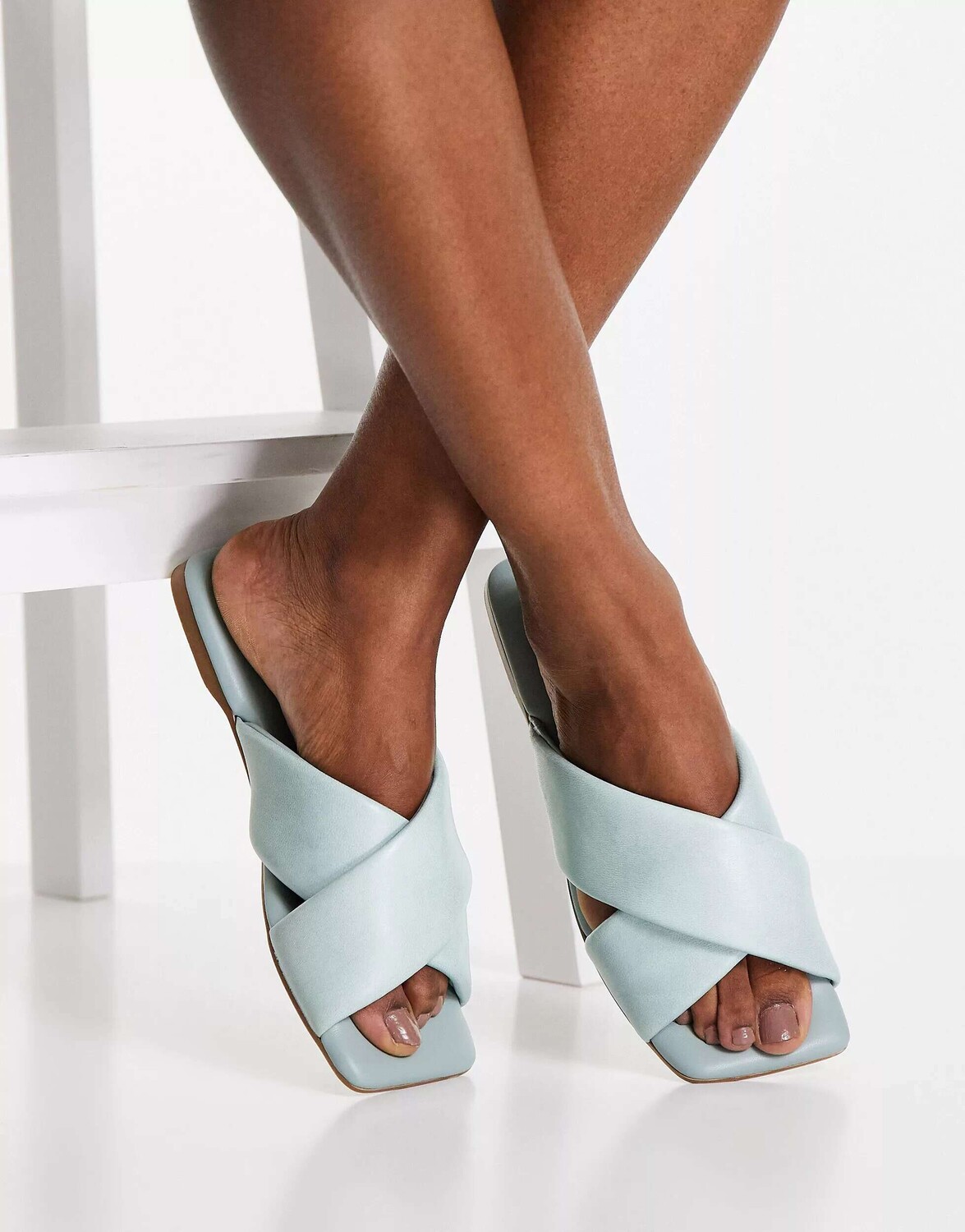 

schuh Tania кожаные шлепанцы с перекрестной передней частью шалфейного цвета