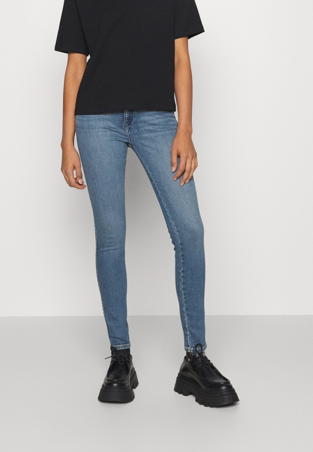 

Джинсы Skinny Fit Wrangler