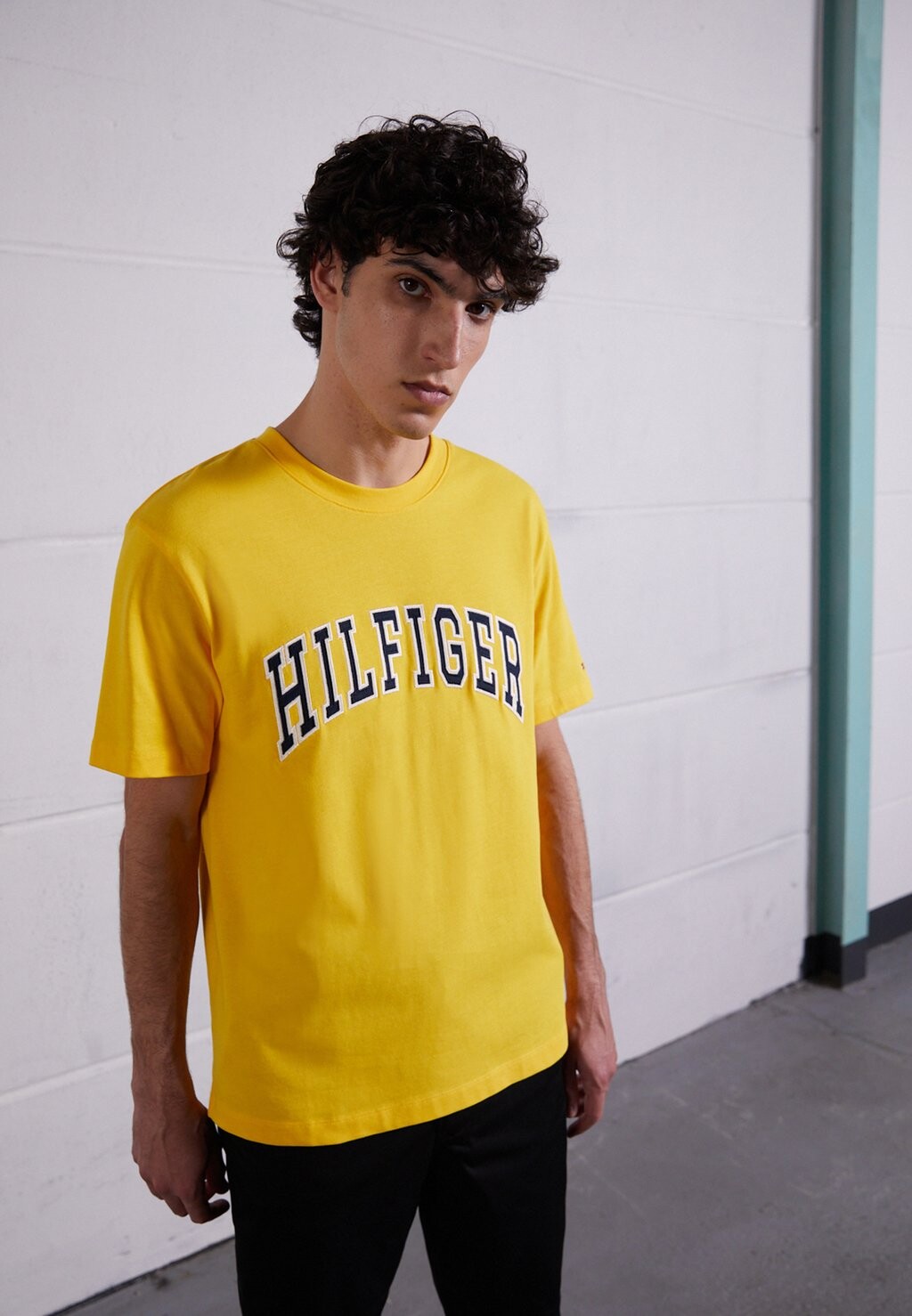 

Футболка с принтом ARCH CASUAL Tommy Hilfiger, цвет warm yellow